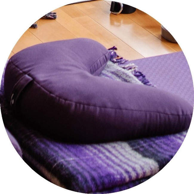 Подушка для медитации Hugger Mugger V-Shaped Meditation Cushion Solids сливовый Подушка для медитации Hugger Mugger V-Shaped Meditation Cushion Solids сливовый