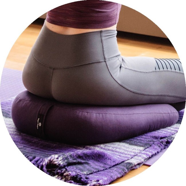 Подушка для медитации Hugger Mugger V-Shaped Meditation Cushion Solids сливовый Подушка для медитации Hugger Mugger V-Shaped Meditation Cushion Solids сливовый