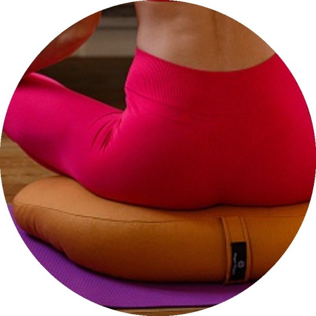 Подушка для медитации Hugger Mugger V-Shaped Meditation Cushion Solids сливовый Подушка для медитации Hugger Mugger V-Shaped Meditation Cushion Solids сливовый