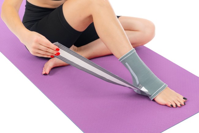 Суппорт голеностопа с фиксатором Bradex SF1027 Суппорт голеностопа с фиксатором Bradex SF1027