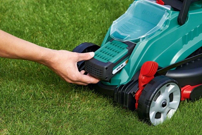 Газонокосилка электрическая Bosch Rotak 32 LI (0600885D06) Газонокосилка электрическая Bosch Rotak 32 LI (0600885D06)