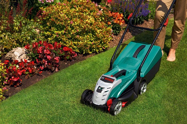 Газонокосилка электрическая Bosch Rotak 32 LI (0600885D06) Газонокосилка электрическая Bosch Rotak 32 LI (0600885D06)